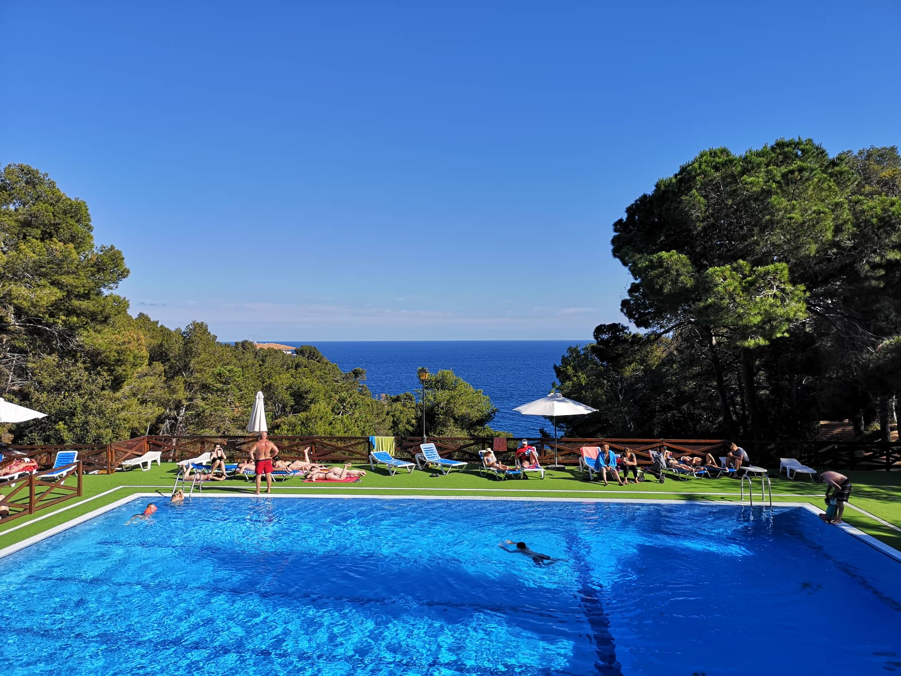 Camping piscina vista mar Cala Llevado