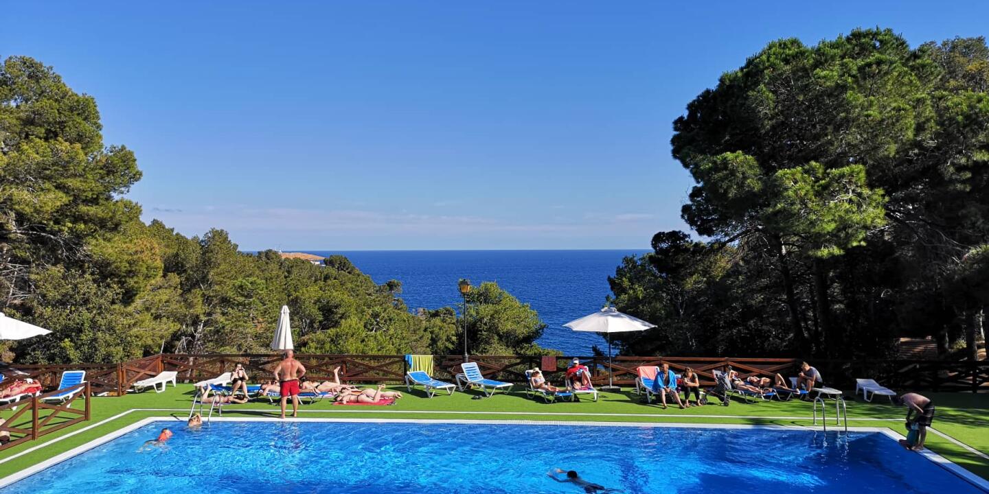 Camping piscina vista mar Cala Llevado