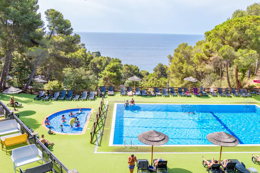 Camping Cala Llevado piscina con vista al mar